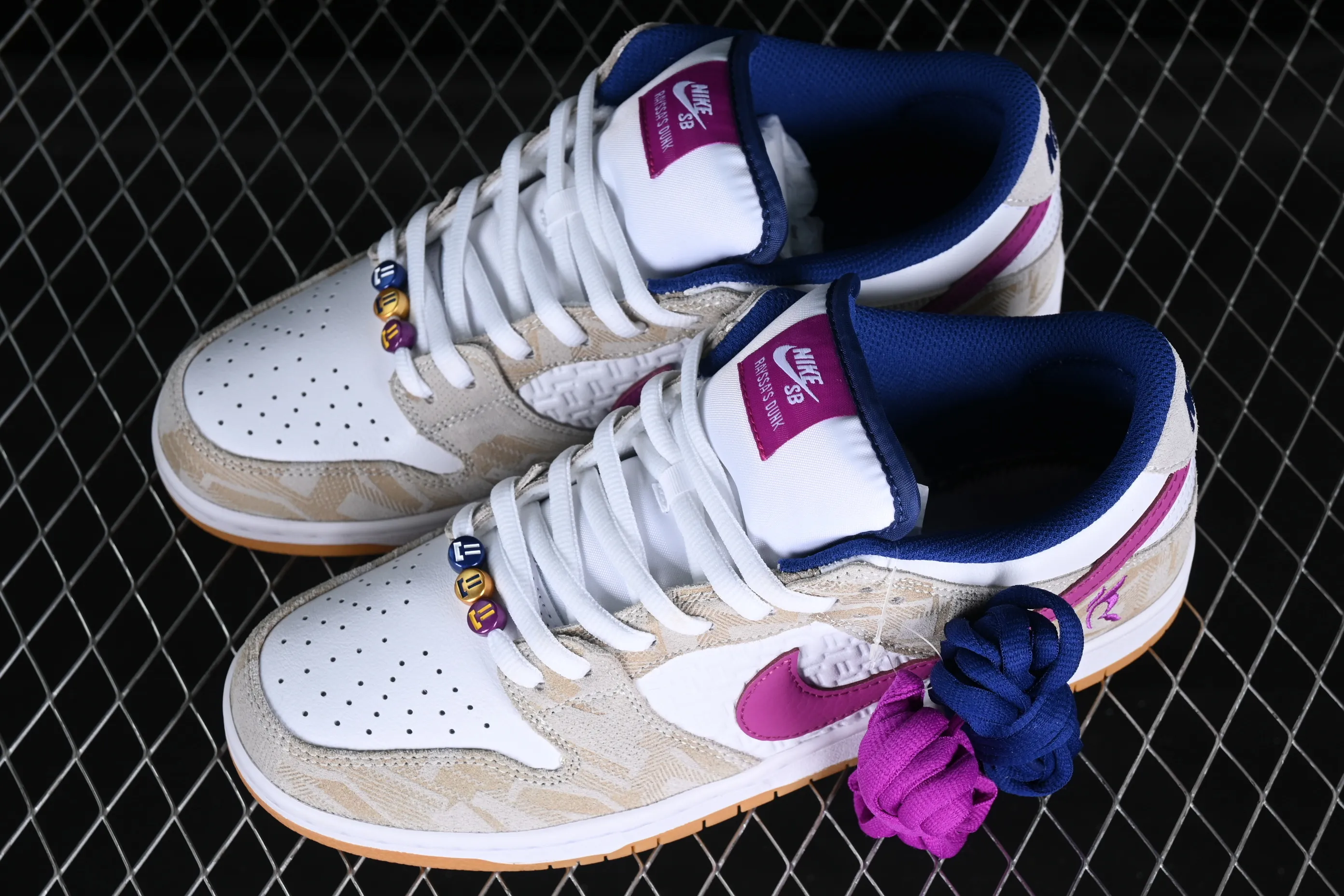All Categories Nk SB Dunk Series Nk SB Dunk Low Low-top sneakers C version Rayssa Leal x Nk SB Dunk Low Brazilian skateboarding goddess joint model SB low-top casual sneakers FZ5251-001
